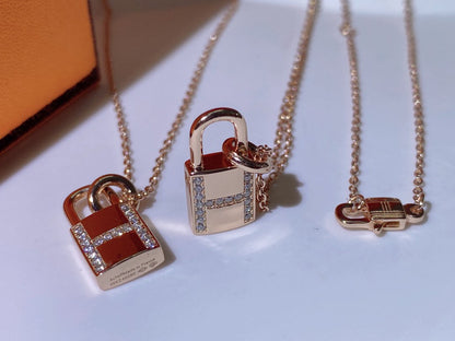 [AM]HM ADVANCED NICHE LOCK HEAD NECKLACE DIAMONDS