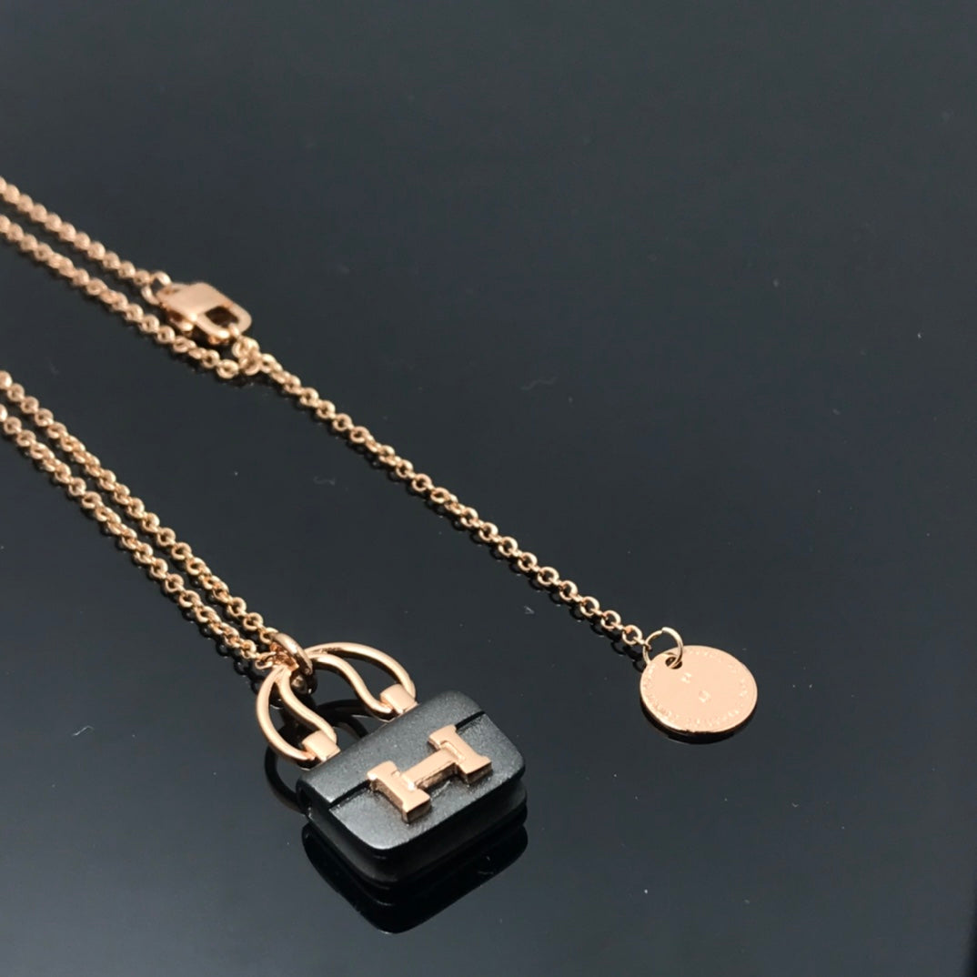[AM]WOMEN'S HM AMULETTES CONSTANCE PENDANT NECKLACE