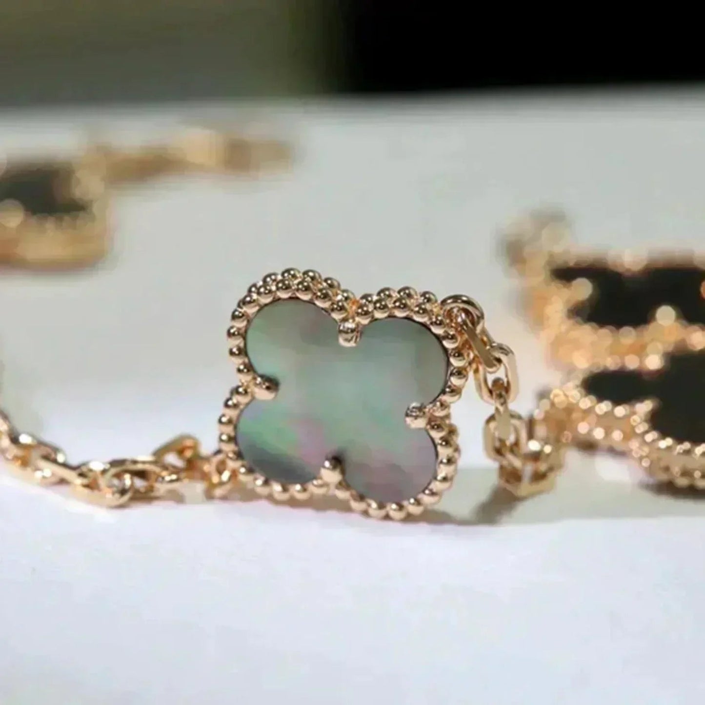 [AM]LUCKY CLOVER 5-MOTIF BRACELET - GREY MOTHER-OF-PEARL COLLECTION