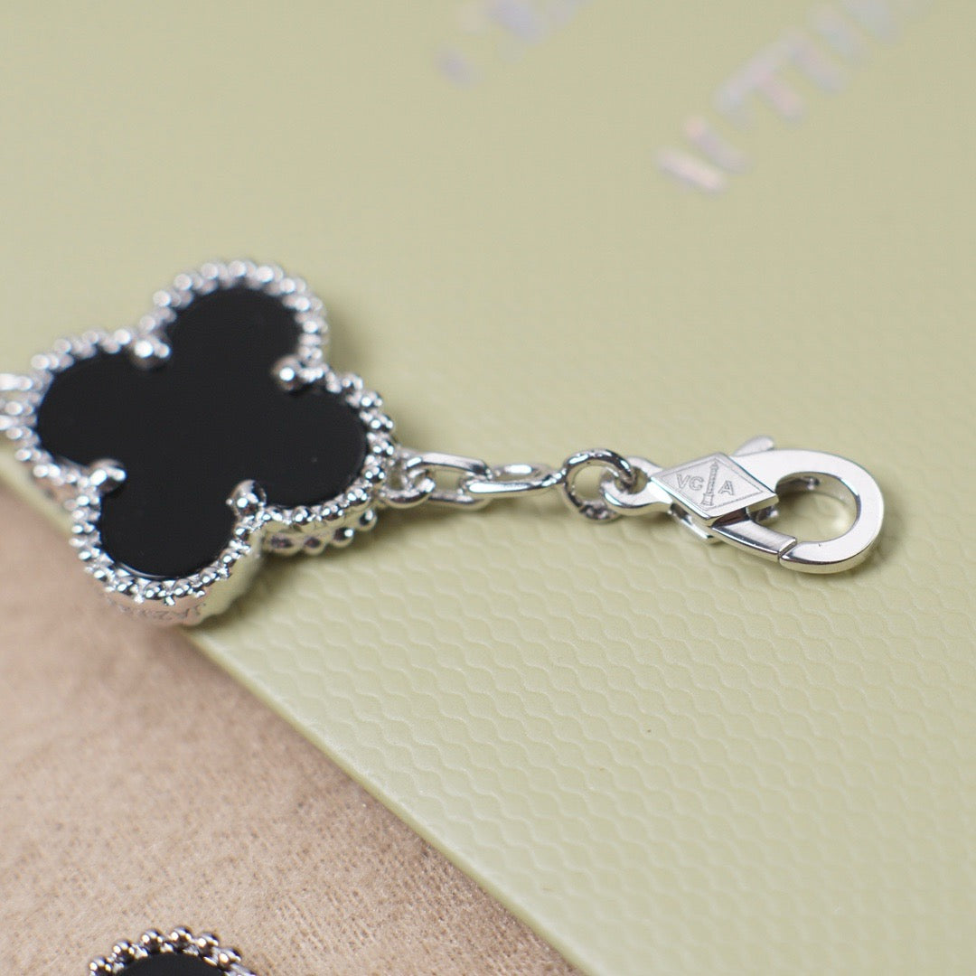 [AM]LUCKY CLOVER 5-MOTIF BRACELET - BLACK OXNY COLLECTION