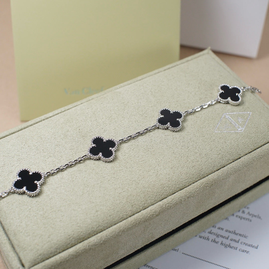[AM]LUCKY CLOVER 5-MOTIF BRACELET - BLACK OXNY COLLECTION