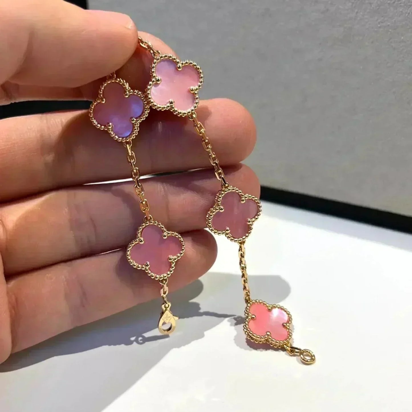 [AM]LUCKY CLOVER 5-MOTIF BRACELET - PINK MOTHER-OF-PEARL COLLECTION