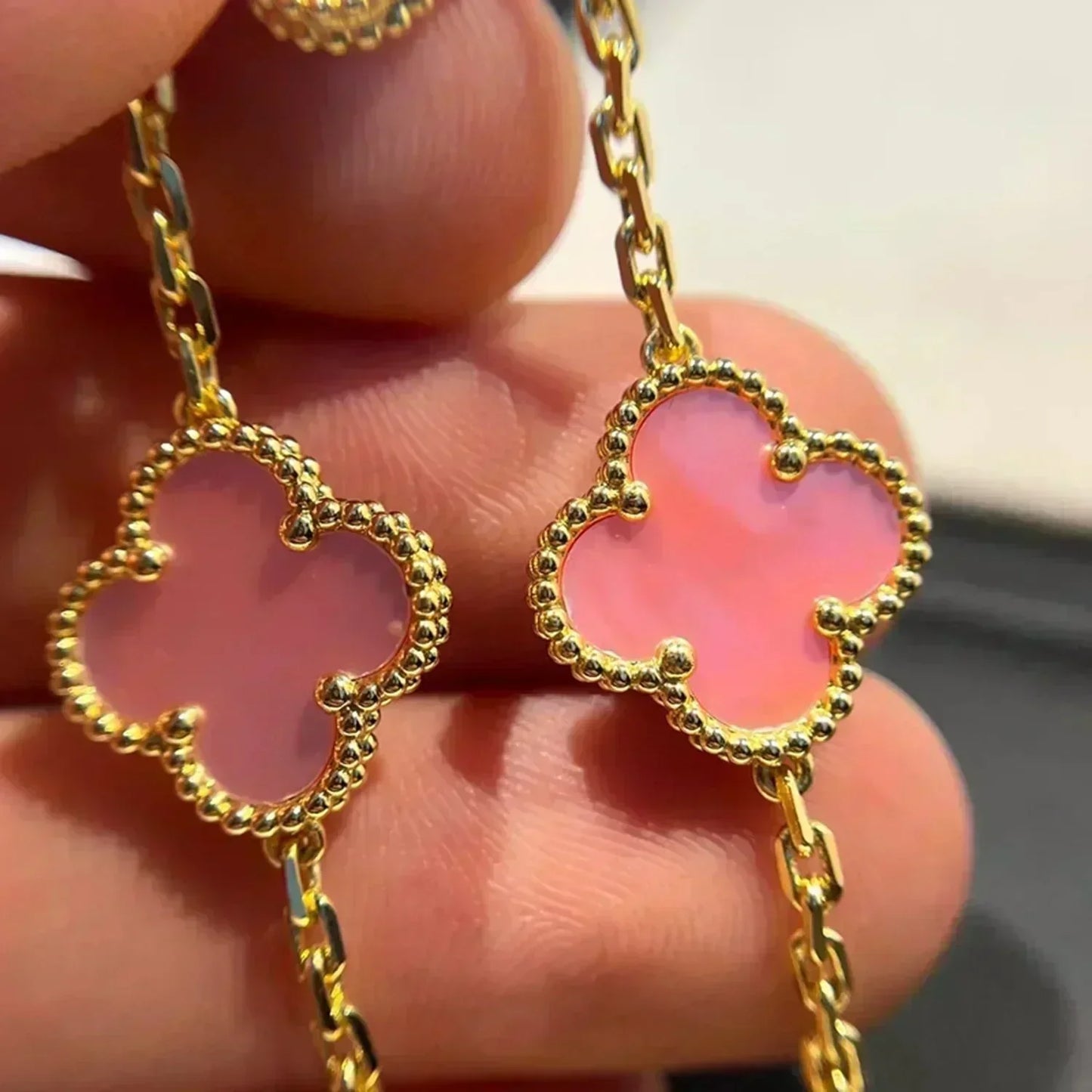[AM]LUCKY CLOVER 5-MOTIF BRACELET - PINK MOTHER-OF-PEARL COLLECTION