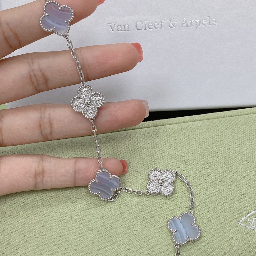 [AM]LUCKY CLOVER 5-MOTIF BRACELET - PURPLE CHALCEDONY COLLECTION