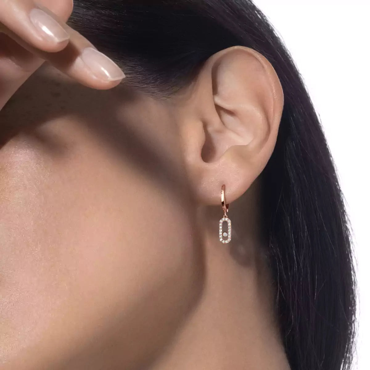 [AM]MOVE UNO SINGLE DIAMOND HOOP EARRINGS