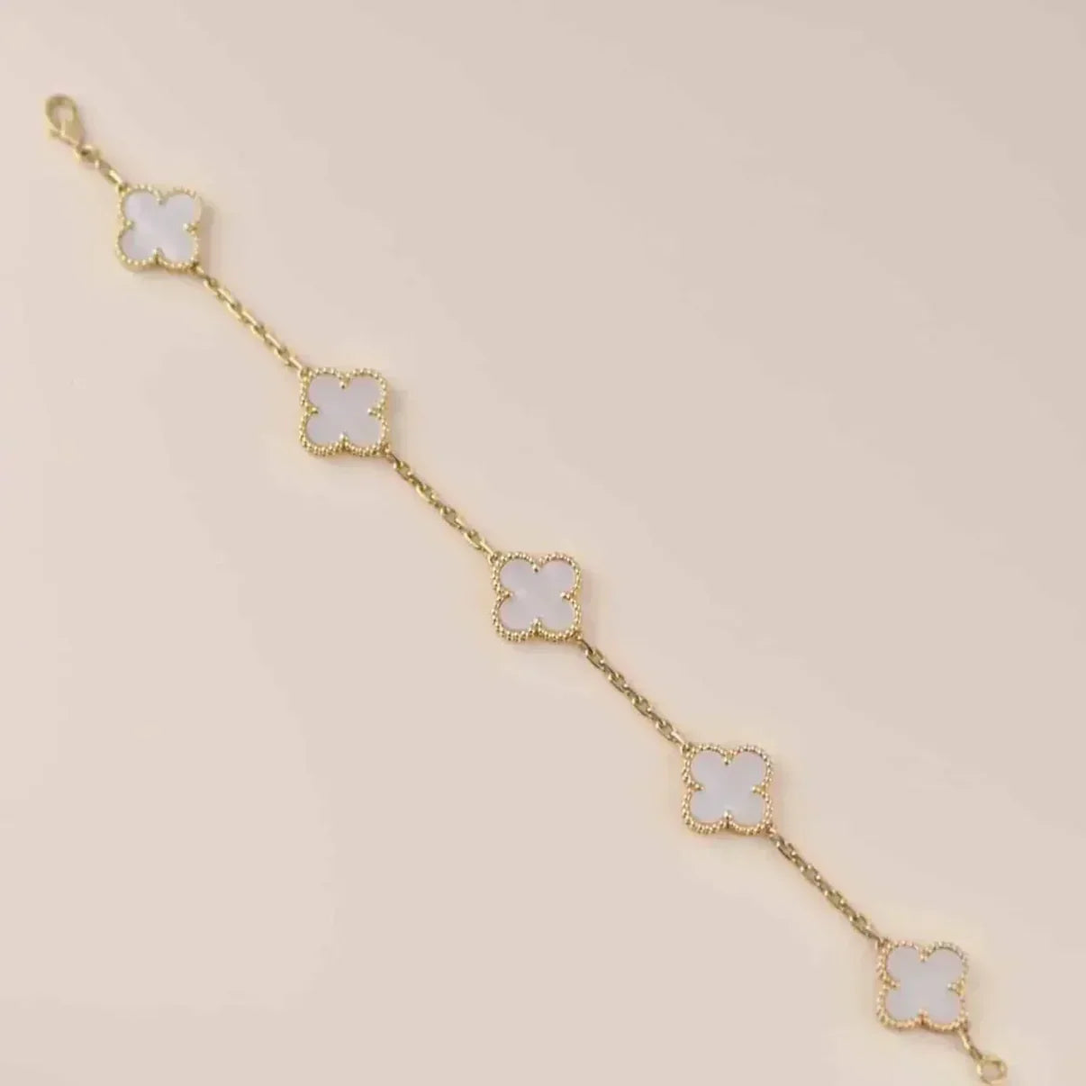 [AM]LUCKY CLOVER 5-MOTIF BRACELET - WHITE MOTHER-OF-PEARL COLLECTION