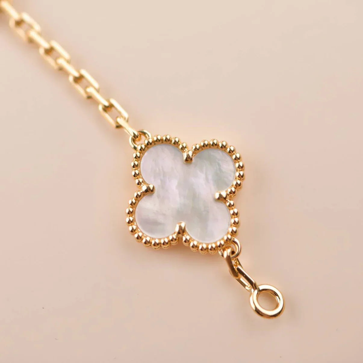 [AM]LUCKY CLOVER 5-MOTIF BRACELET - WHITE MOTHER-OF-PEARL COLLECTION