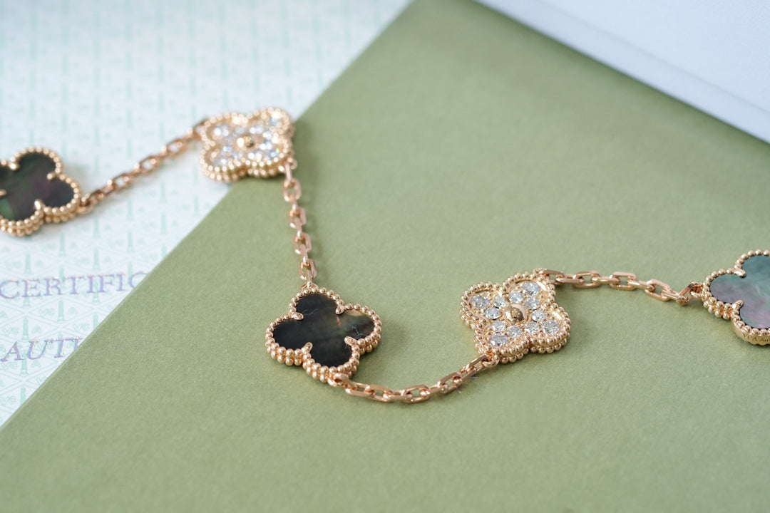 [AM]LUCKY CLOVER 5-MOTIF BRACELET - GREY MOTHER-OF-PEARL COLLECTION