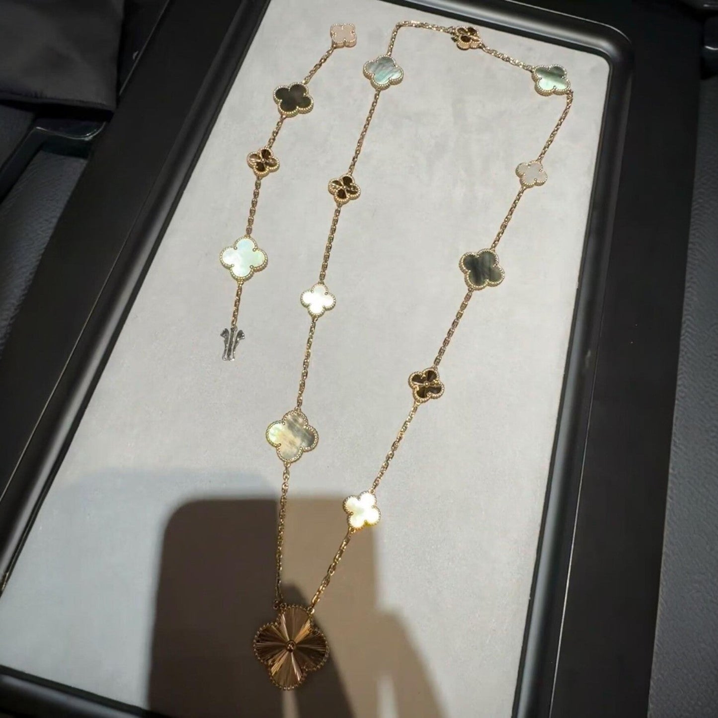 [AM]DETACHABLE 15-MOTIF CLOVER STATEMENT SET - GREY MOTHER-OF-PEARL & LASER