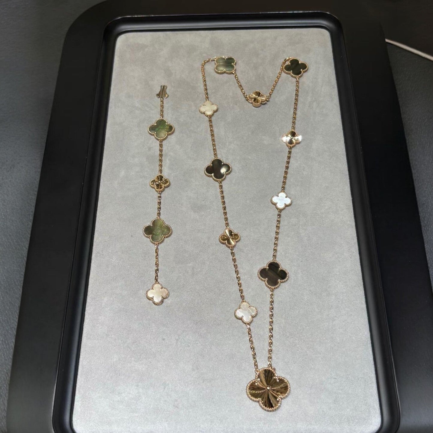 [AM]DETACHABLE 15-MOTIF CLOVER STATEMENT SET - GREY MOTHER-OF-PEARL & LASER