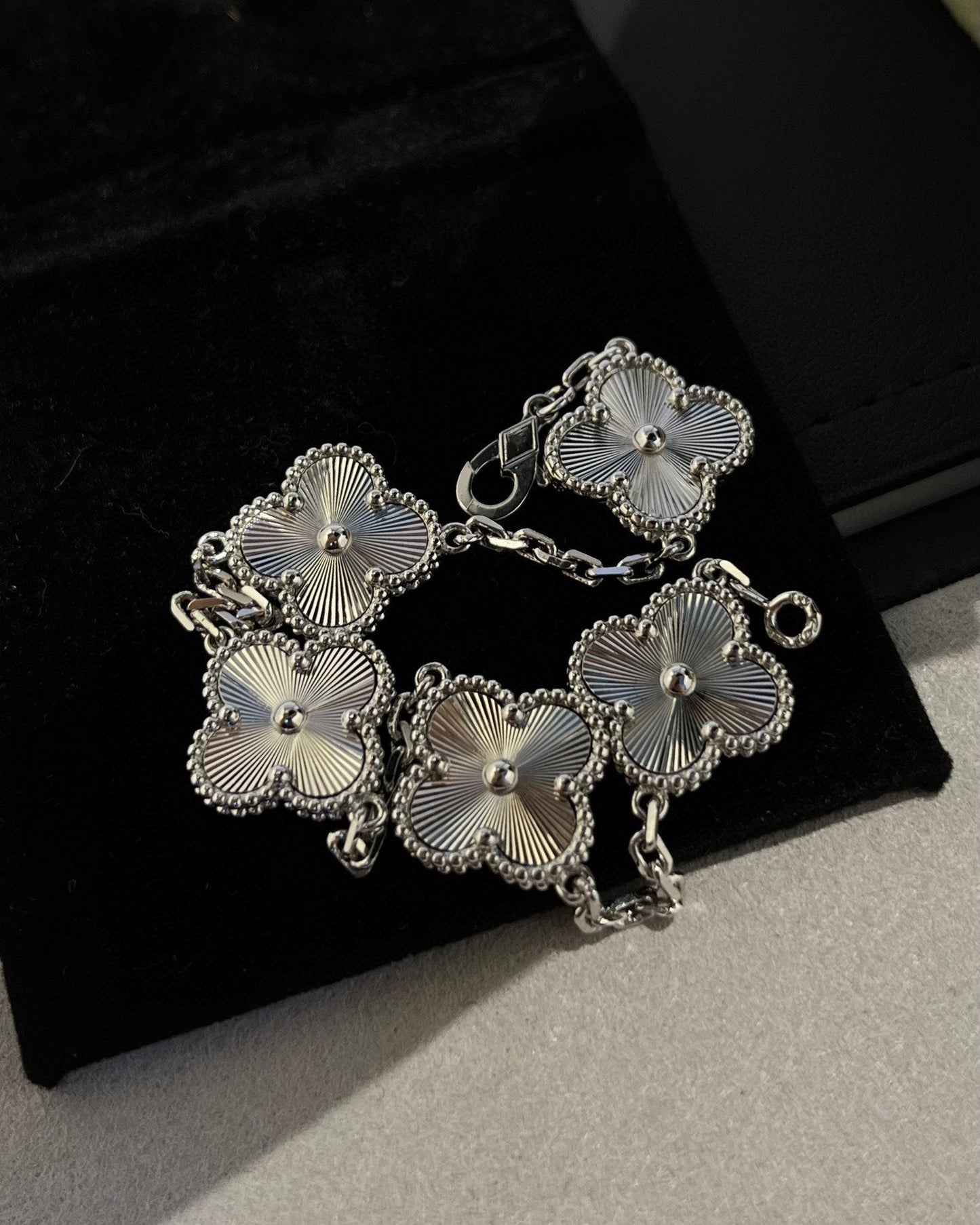 [AM]LUCKY CLOVER 5-MOTIF BRACELET - LASER COLLECTION