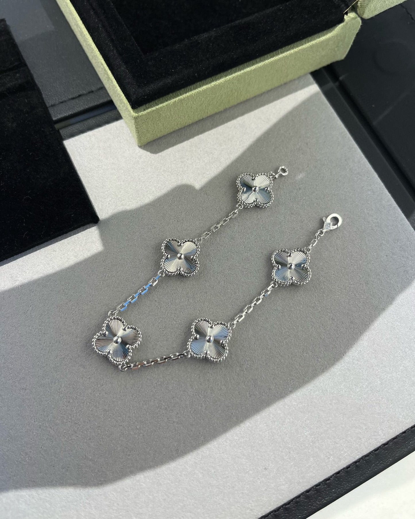 [AM]LUCKY CLOVER 5-MOTIF BRACELET - LASER COLLECTION